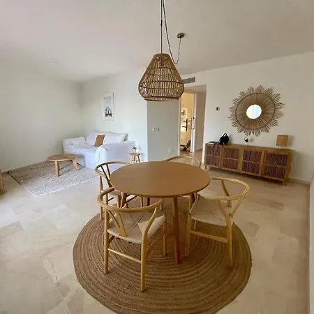 Frontline 37 Apartment *
